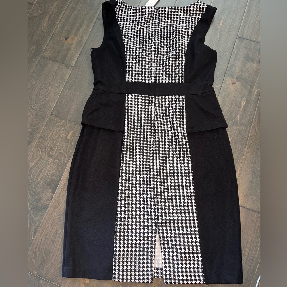 New York & Company Black and White Sheath Dress V-Neck Midi - Picture 3 of 4
